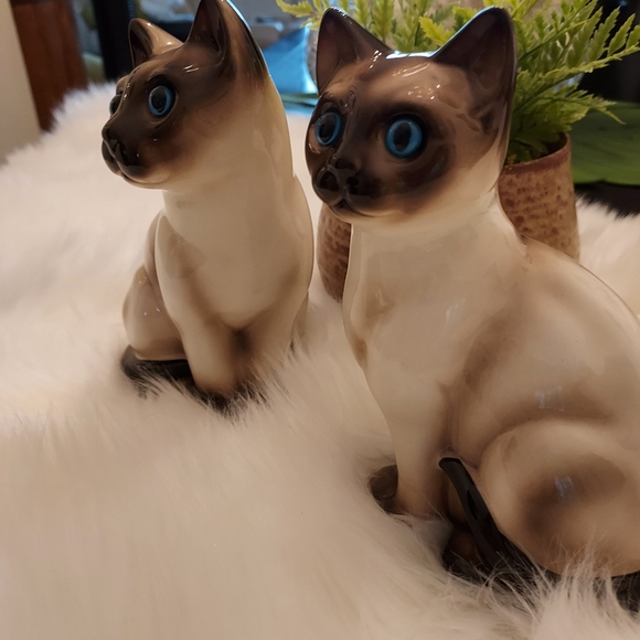 Porcelain Siamese Cats by Eneoco Figurines: Made in Korea. - Picture 4 of 10
